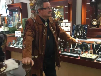 Choosing the Perfect Alaskan Jewelry Gift: A Holiday Shopping Guide