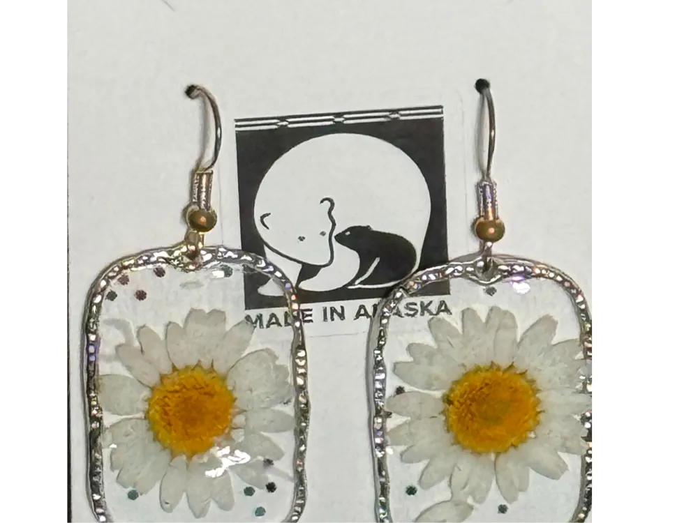 Alaska dried flower resin earrings - 4