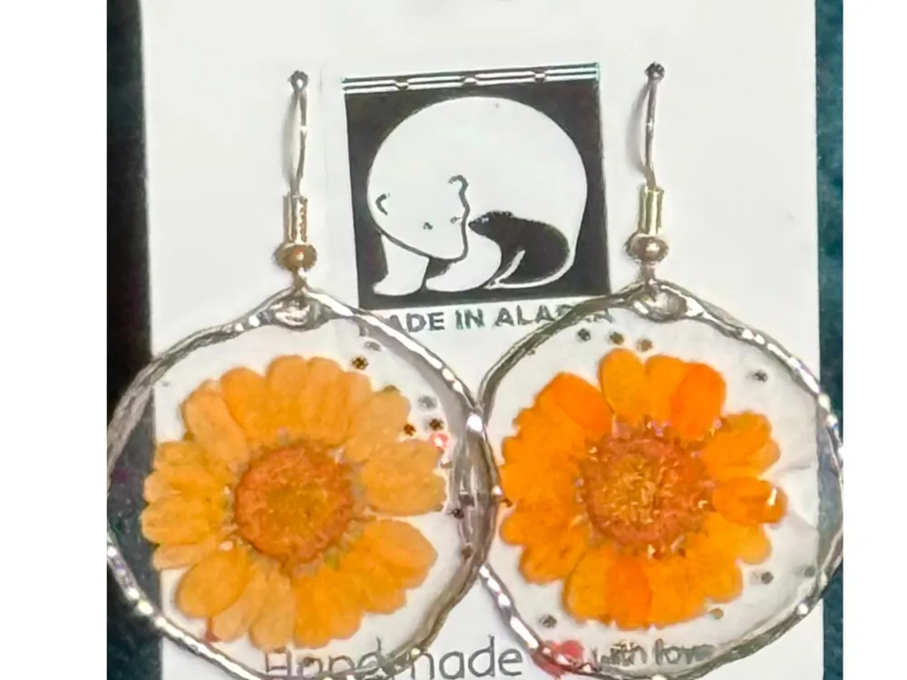 Alaska dried flower resin earrings - 5
