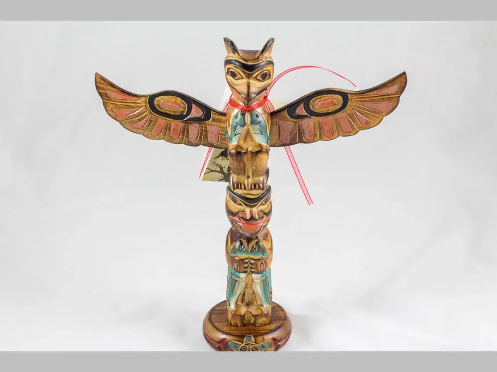 Alaska Black Diamond Bear's Tummy Ache Totem Pole | Voyij.com