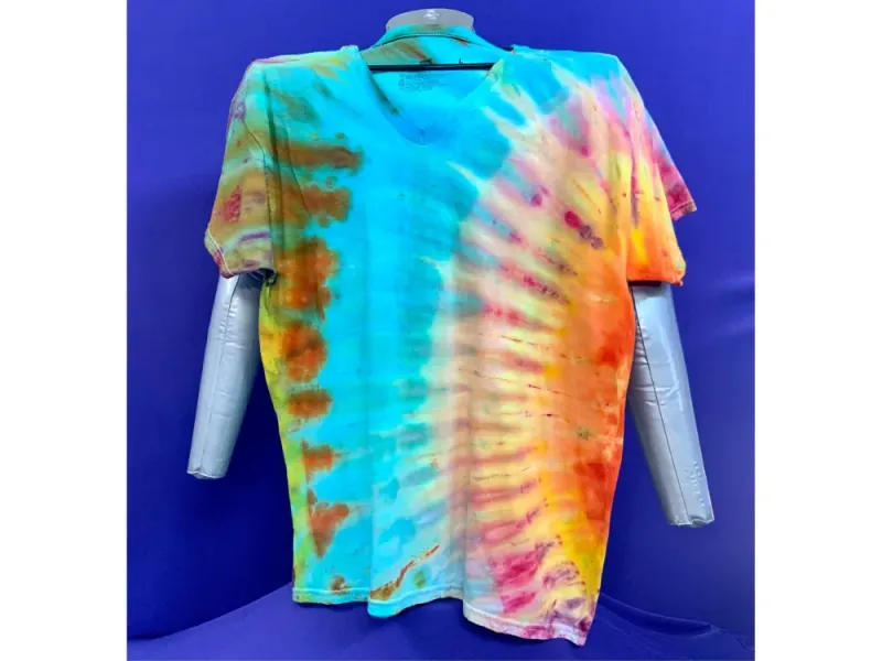 Large V-neck Tie Dye T-shirt | Voyij.com