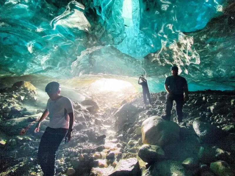 Glacier Ice Cave Explorer