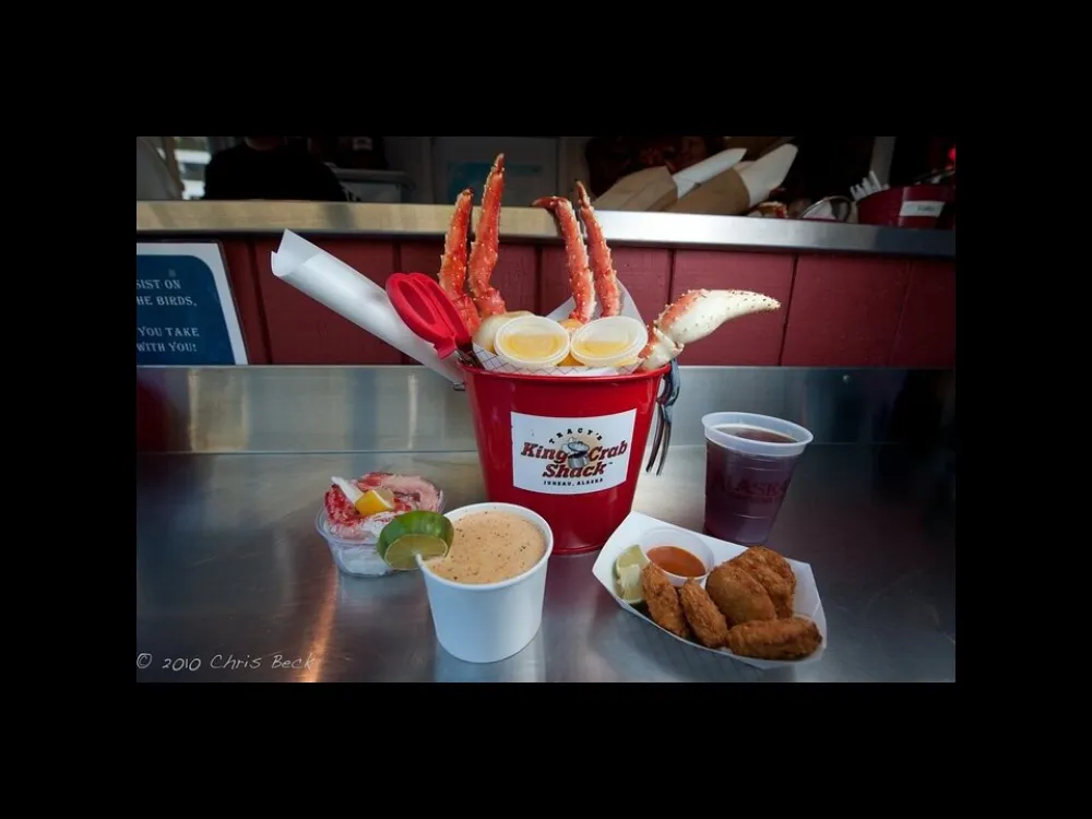 Juneau Whale Watching & Tracy's Crab Shack Combo Tour - 2